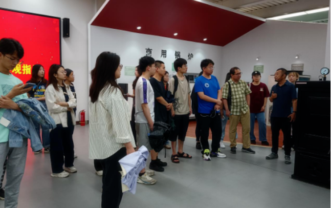 北科大师生一行在人资部经理鲍善济和支部书记邢志胜陪同下兴致勃勃地步入老万博物馆